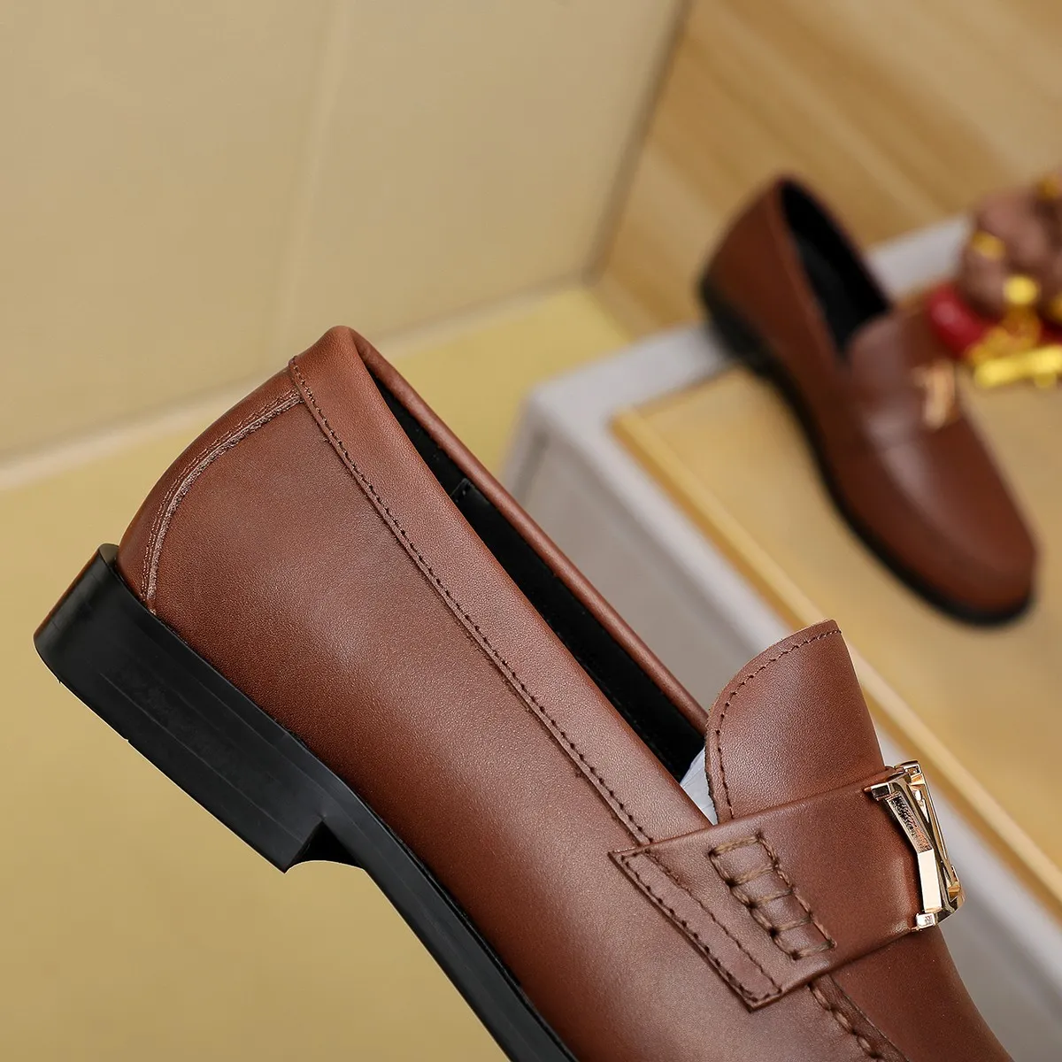 Men's shoes 460 💰 Louis Vuitton LV ® 🆕 model 🔛 full shoe counter, first layer cowhide, 🐂leather lining casual shoes for men, super soft outsole, a must-have for driving. Synchronized with the counter, original first layer cowhide, completely 1:1 mold customization 🌹 top version, color optional! Number: 38-44 (45.46 customized)